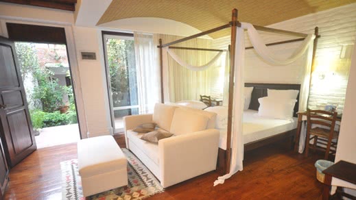 Hotelkomfortzimmer mit Doppelhimmelbett